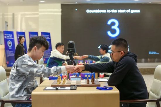 由于拥有7个电机，它的头部和腰部可以转动，手臂能够摆动，同时还可以向前方或左右行走